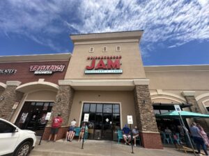 Exterior of Neighborhood Jam Breakfast and Lunch in Oklahoma City with guests waiting outside
